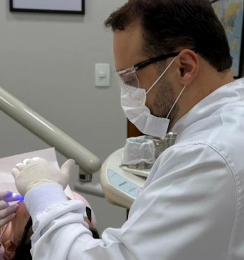 Dr. Luís Fernando durante um atendimento no consultório