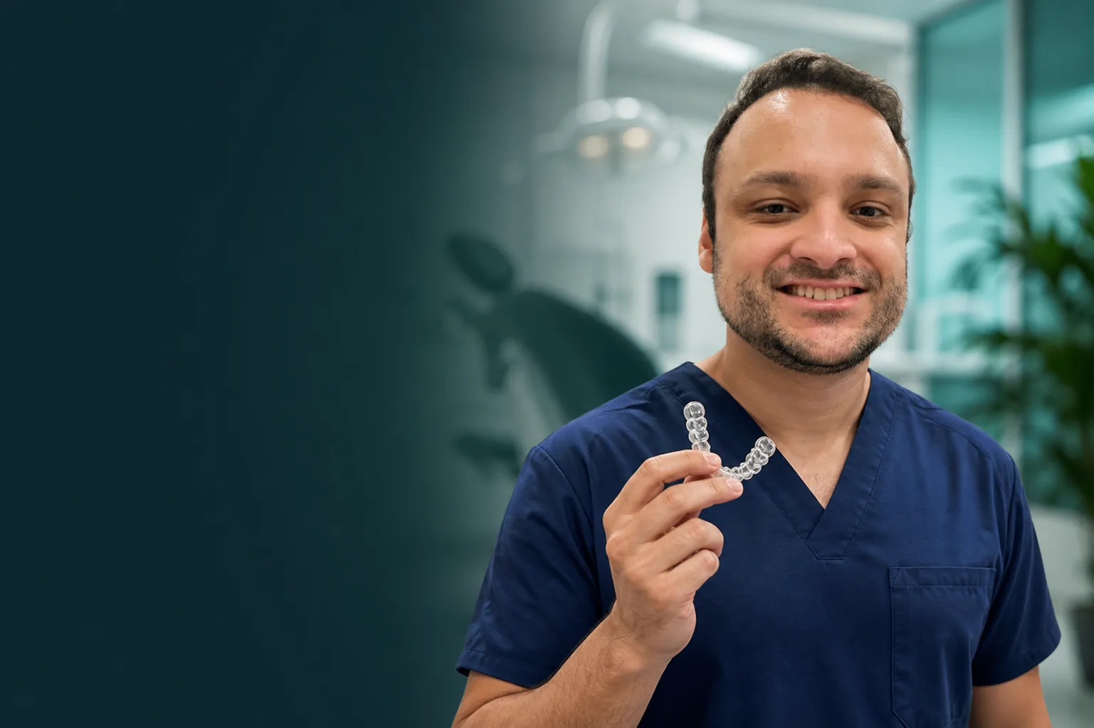 Dr. Luís Fernando Goulart segurando um alinhador transparente no consultório